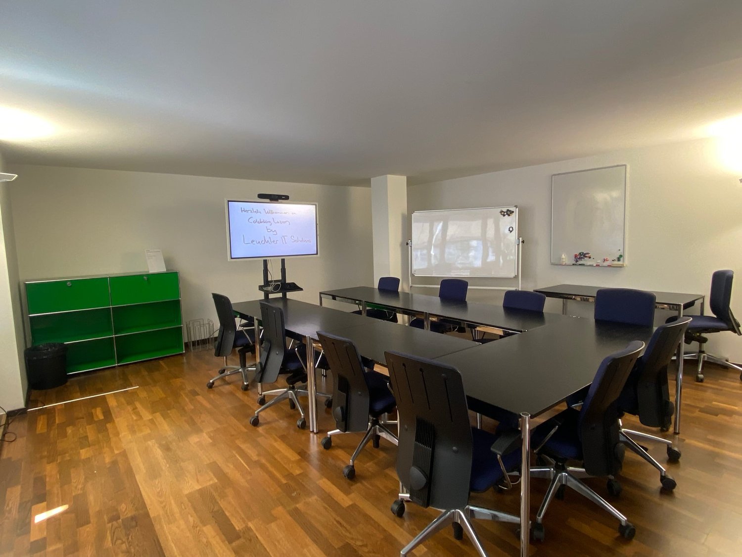 Sitzungszimmer Schere 1